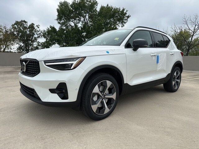 2026 Volvo XC40 Plus photo 3