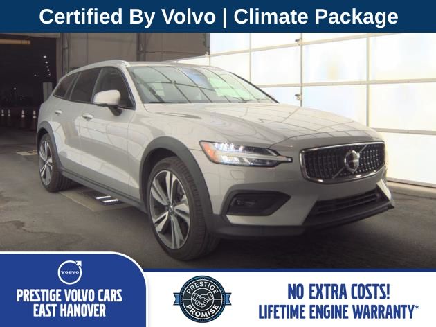 2025 Volvo V60 Cross Country B5 Plus AWD's photo
