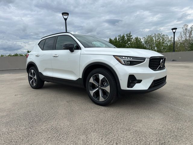 2026 Volvo XC40 B5 Plus Dark AWD's photo