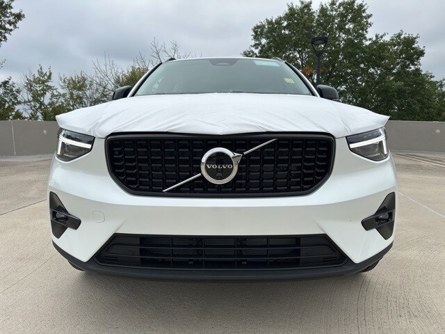 2026 Volvo XC40 Plus photo 2