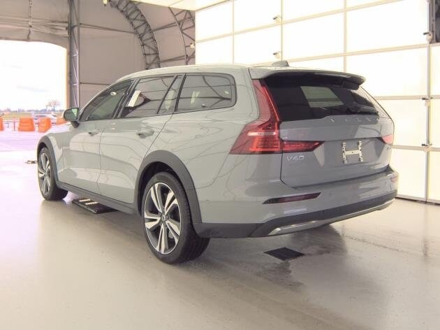 2025 Volvo V60 Cross Country B5 Plus photo 3
