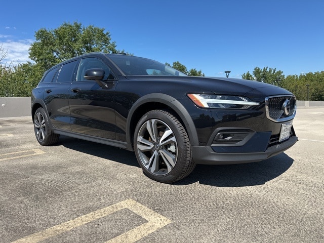 2025 Volvo V60 Cross Country B5 Plus