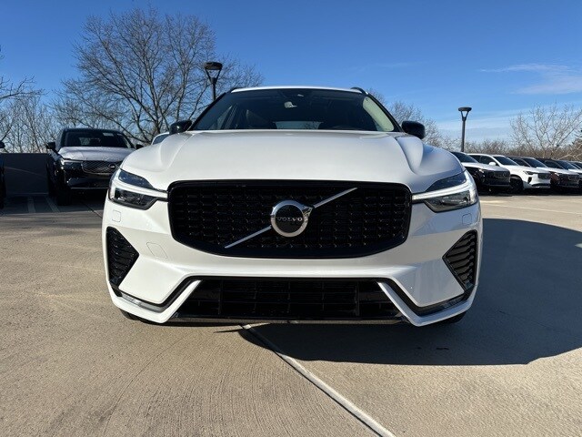 2025 Volvo XC60 B5 Core photo 2