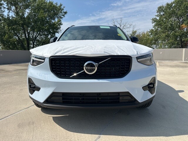 2026 Volvo XC40 Plus photo 2