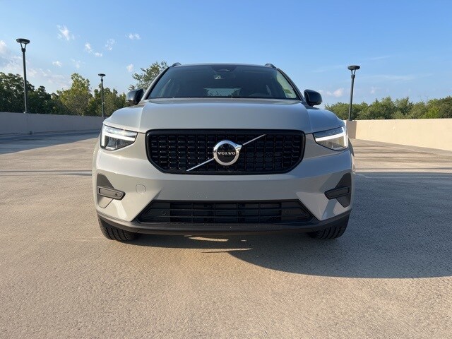 2026 Volvo XC40 Core photo 2