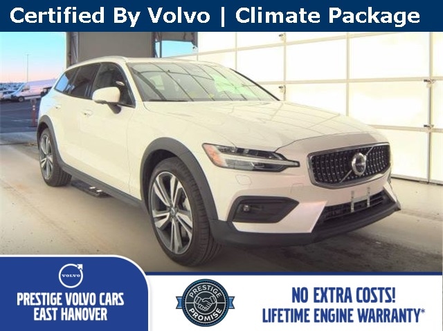 2025 Volvo V60 Cross Country Plus's photo