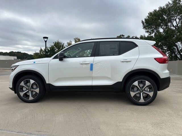 2026 Volvo XC40 Plus photo 4