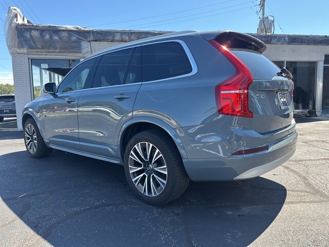 2022 Volvo XC90 T5 AWD Momentum photo 2