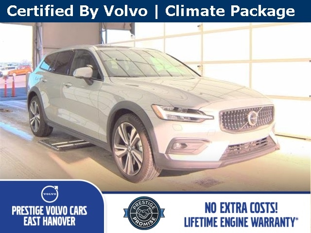 2025 Volvo V60 Cross Country Plus's photo