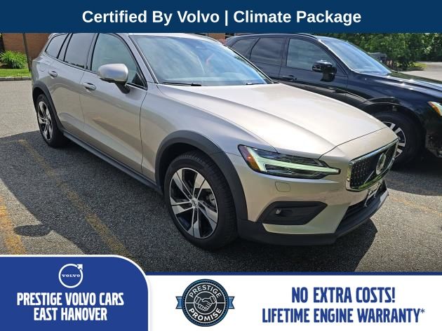 2025 Volvo V60 Cross Country B5 Plus AWD's photo