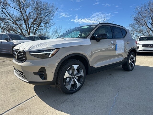 2026 Volvo XC40 Plus photo 3