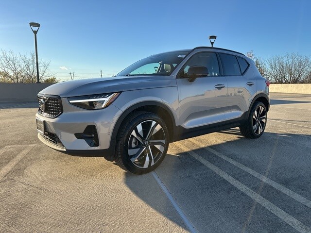 2025 Volvo XC40 Plus photo 2