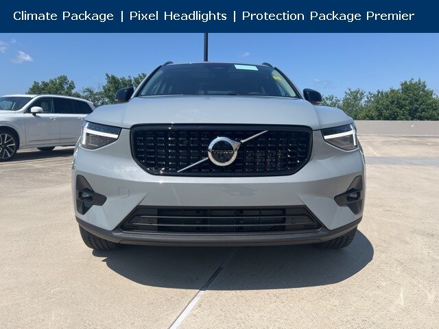 2026 Volvo XC40 Plus photo 2