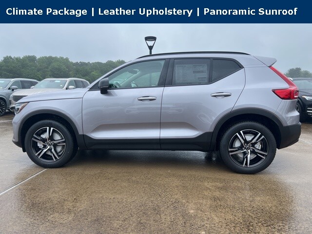 2026 Volvo XC40 Core photo 3
