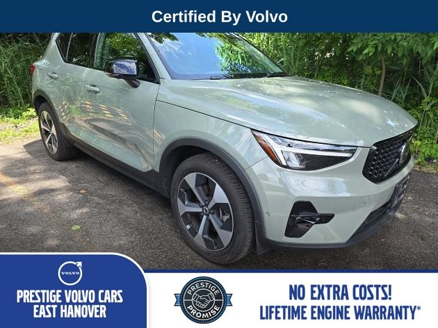 2025 Volvo XC40 B5 Plus Dark AWD's photo