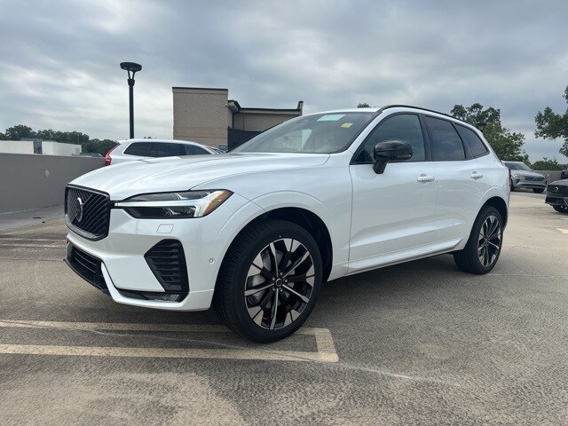 2026 Volvo XC60 B5 Plus photo 3