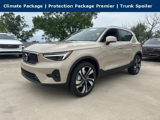 2025 Volvo XC40 photo 3