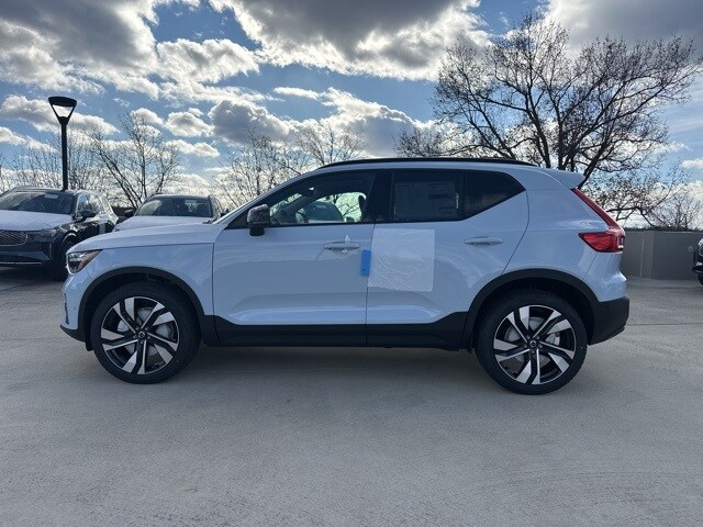 2026 Volvo XC40 Plus photo 3