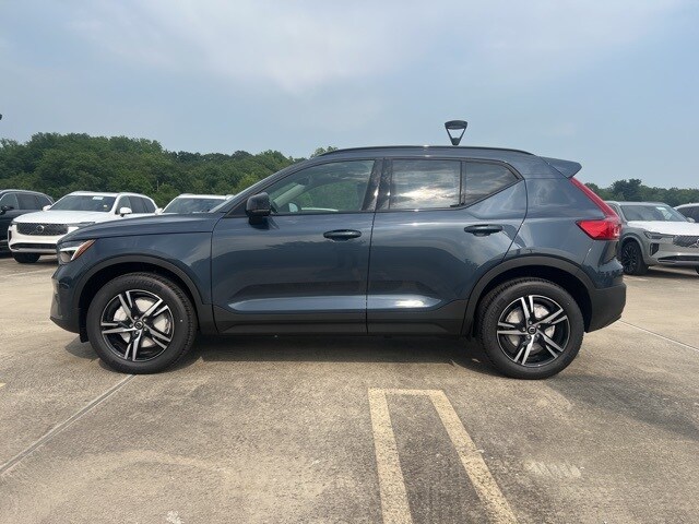 2026 Volvo XC40 Core photo 3