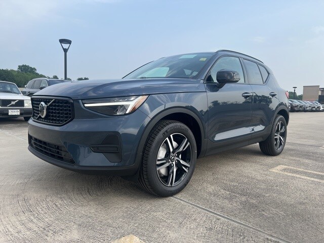 2026 Volvo XC40 Core photo 2