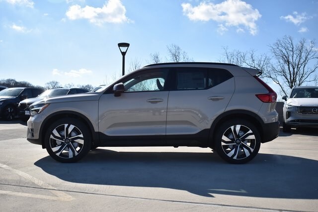 2025 Volvo XC40 photo 4