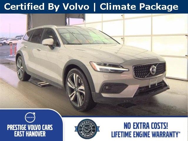 2025 Volvo V60 Cross Country Plus's photo