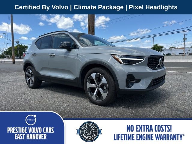 2026 Volvo XC40 B5 Plus Dark AWD's photo