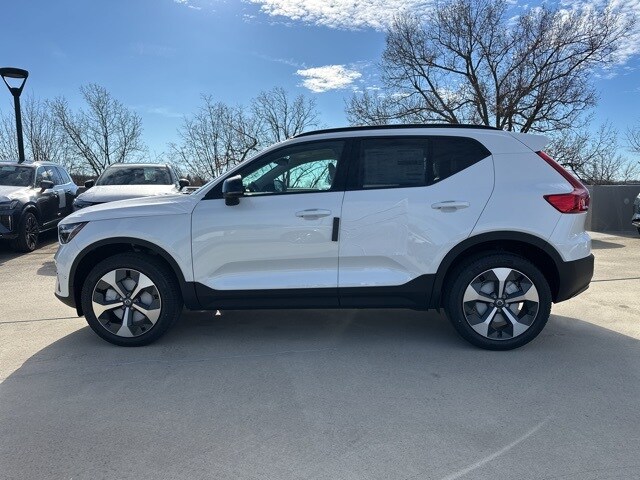 2026 Volvo XC40 Plus photo 3