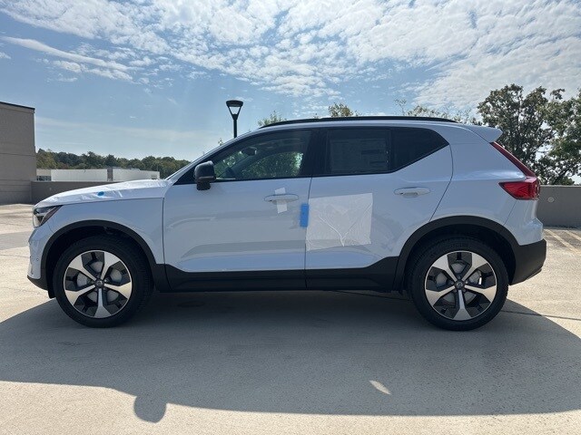 2026 Volvo XC40 Plus photo 4