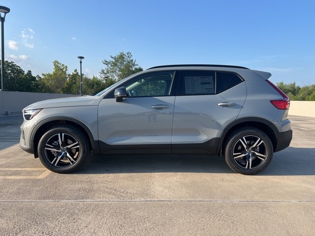 2026 Volvo XC40 Core photo 4