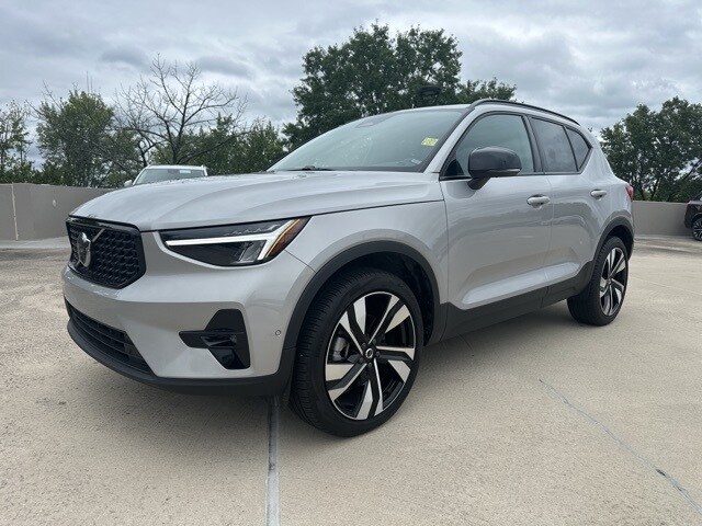 2025 Volvo XC40 Plus photo 3