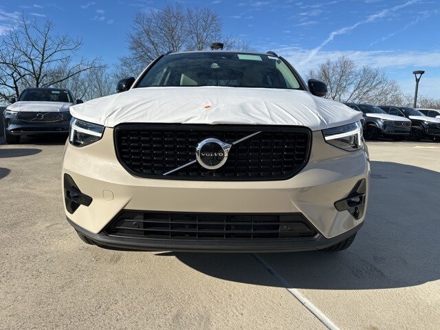 2026 Volvo XC40 Plus photo 2