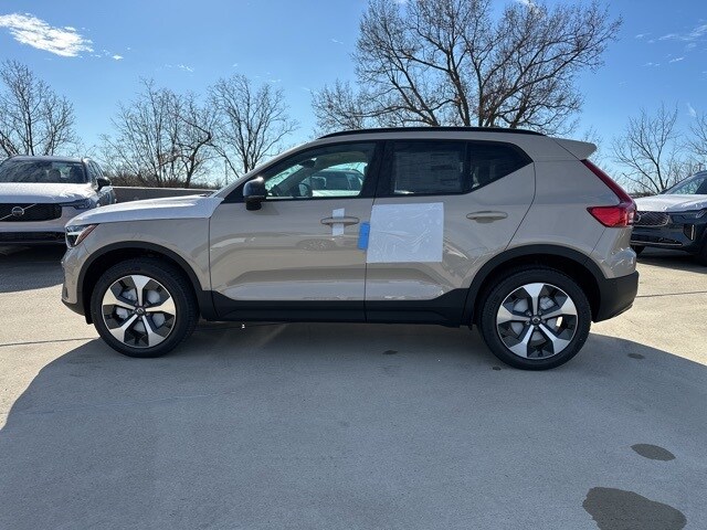 2026 Volvo XC40 Plus photo 4