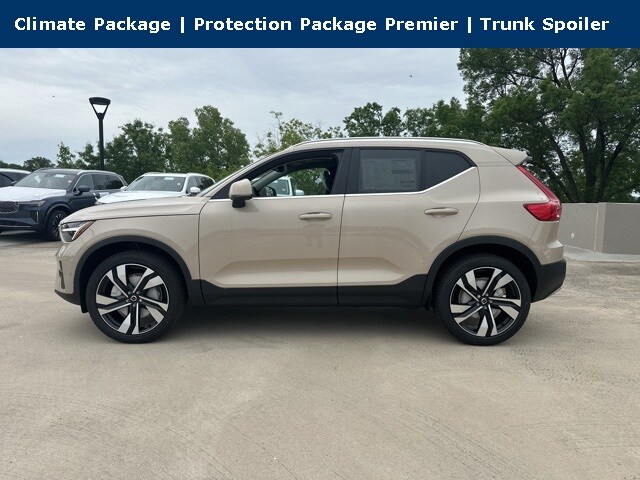 2025 Volvo XC40 photo 4