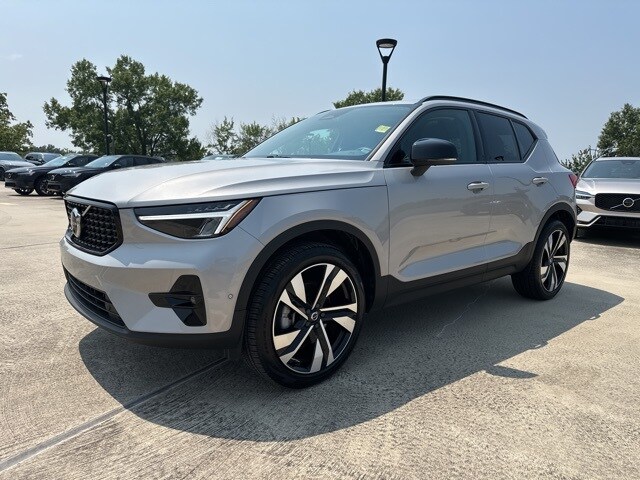2025 Volvo XC40 Plus photo 2