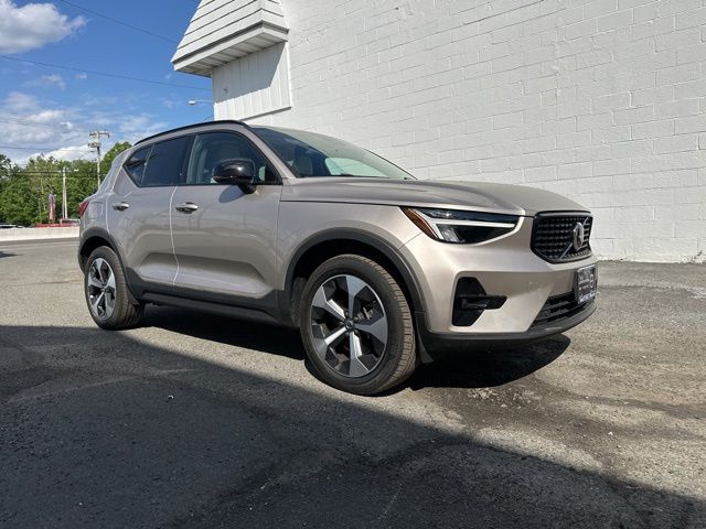 2023 Volvo XC40 B5 Plus Dark AWD's photo