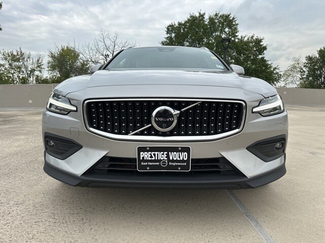 2024 Volvo V60 Cross Country B5 Ultimate photo 2