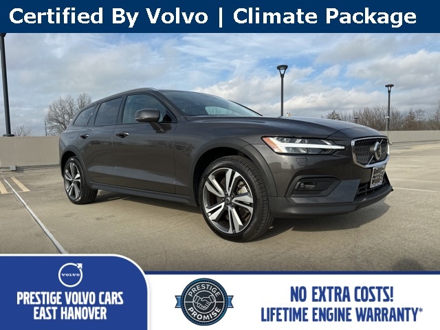 2025 Volvo V60 Cross Country Plus's photo