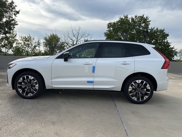 2026 Volvo XC60 B5 Plus photo 3