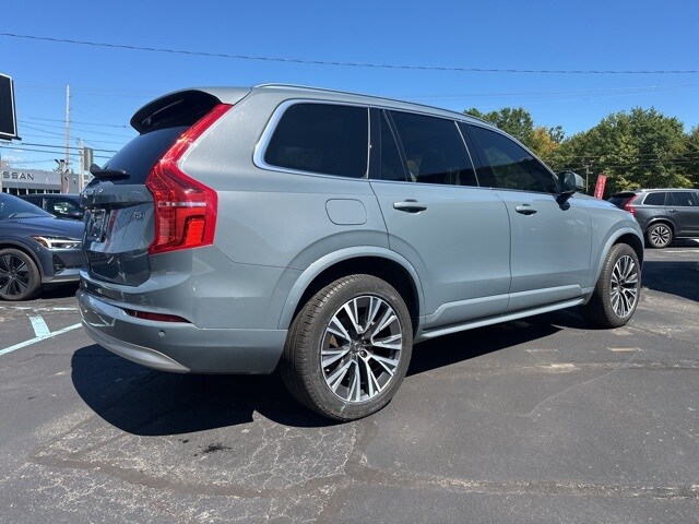 2022 Volvo XC90 T5 AWD Momentum photo 3