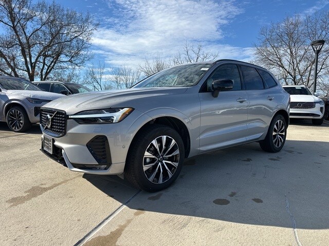 2025 Volvo XC60 B5 Plus photo 3