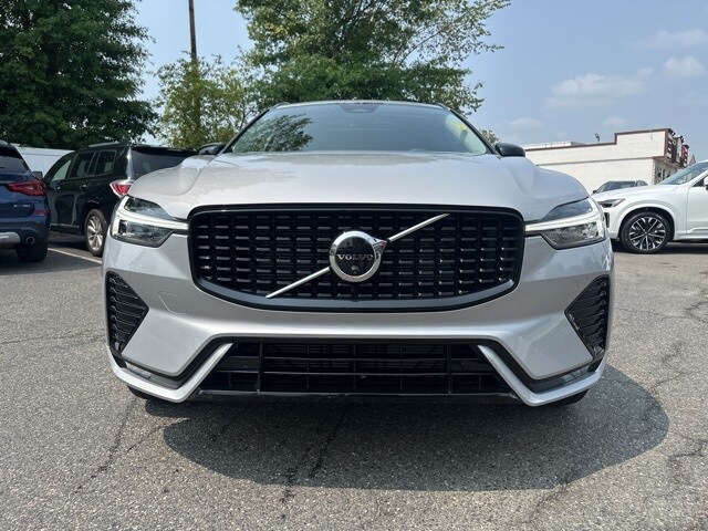 2025 Volvo XC60 B5 Plus photo 2