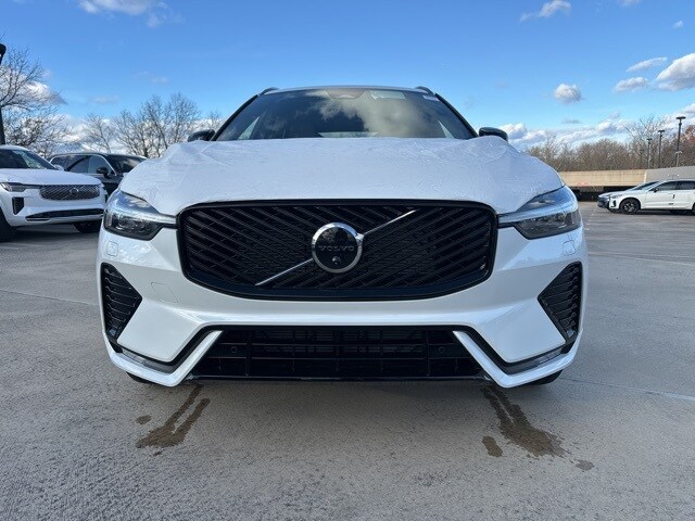 2026 Volvo XC60 B5 Plus photo 2