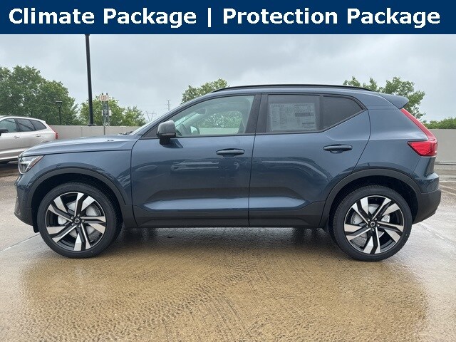 2026 Volvo XC40 photo 2