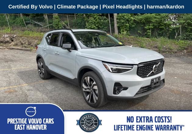 2025 Volvo XC40 B5 Plus Dark AWD's photo