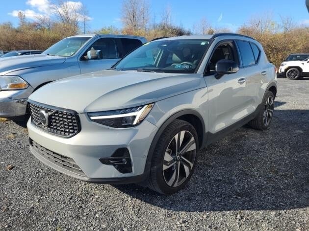 2025 Volvo XC40 Plus photo 2