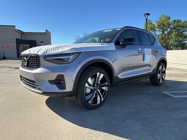 2026 Volvo XC40 photo 2