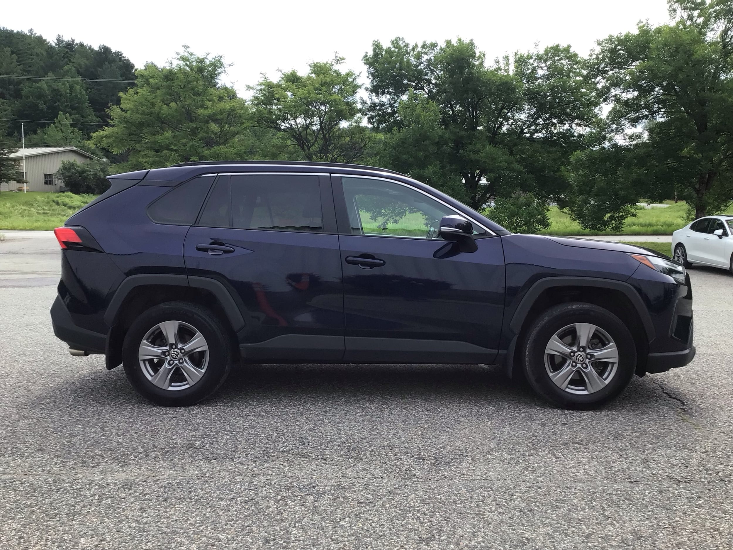 2022 Toyota RAV4 XLE - Photo 8