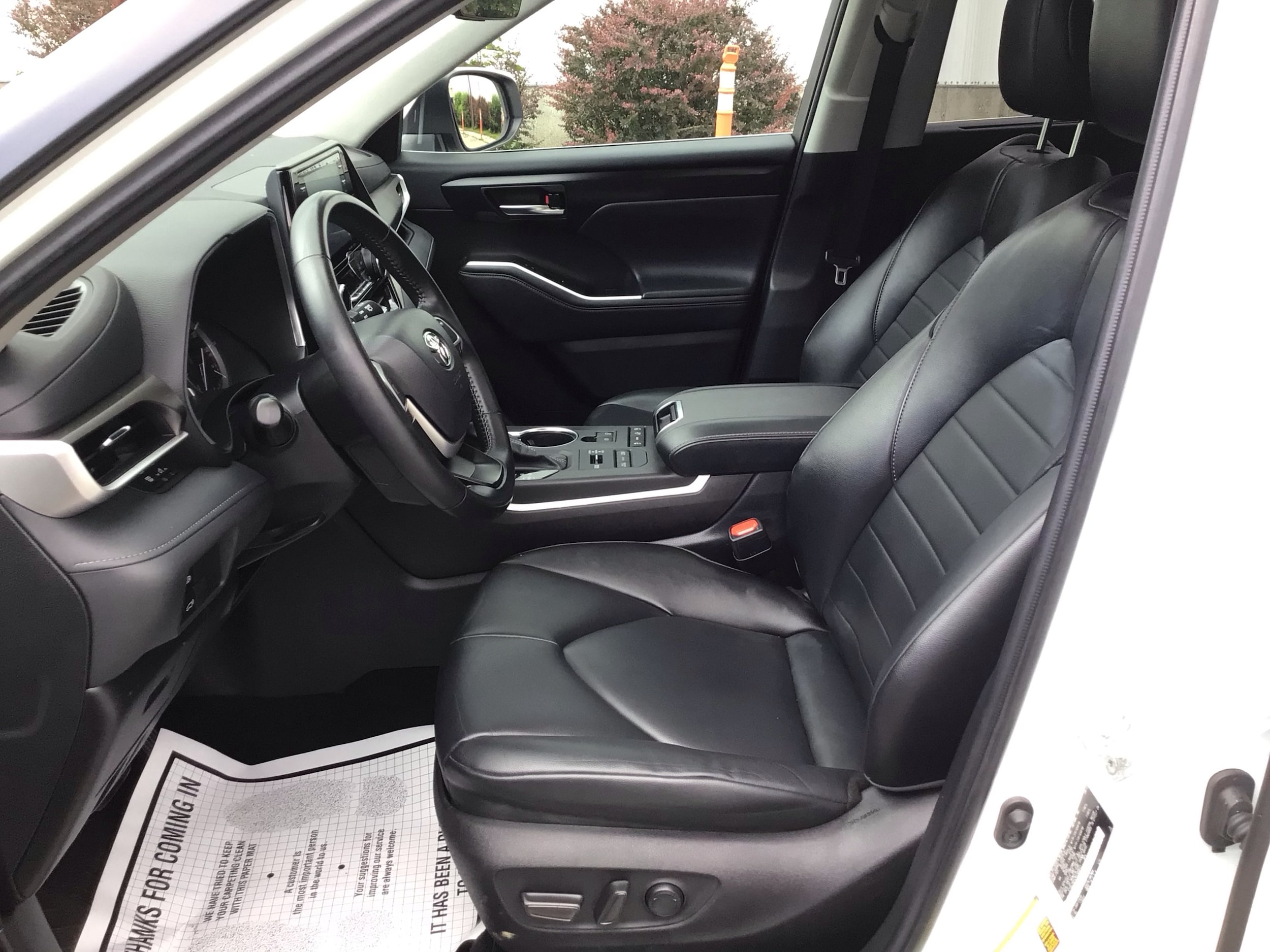 2022 Toyota Highlander XLE - Photo 11