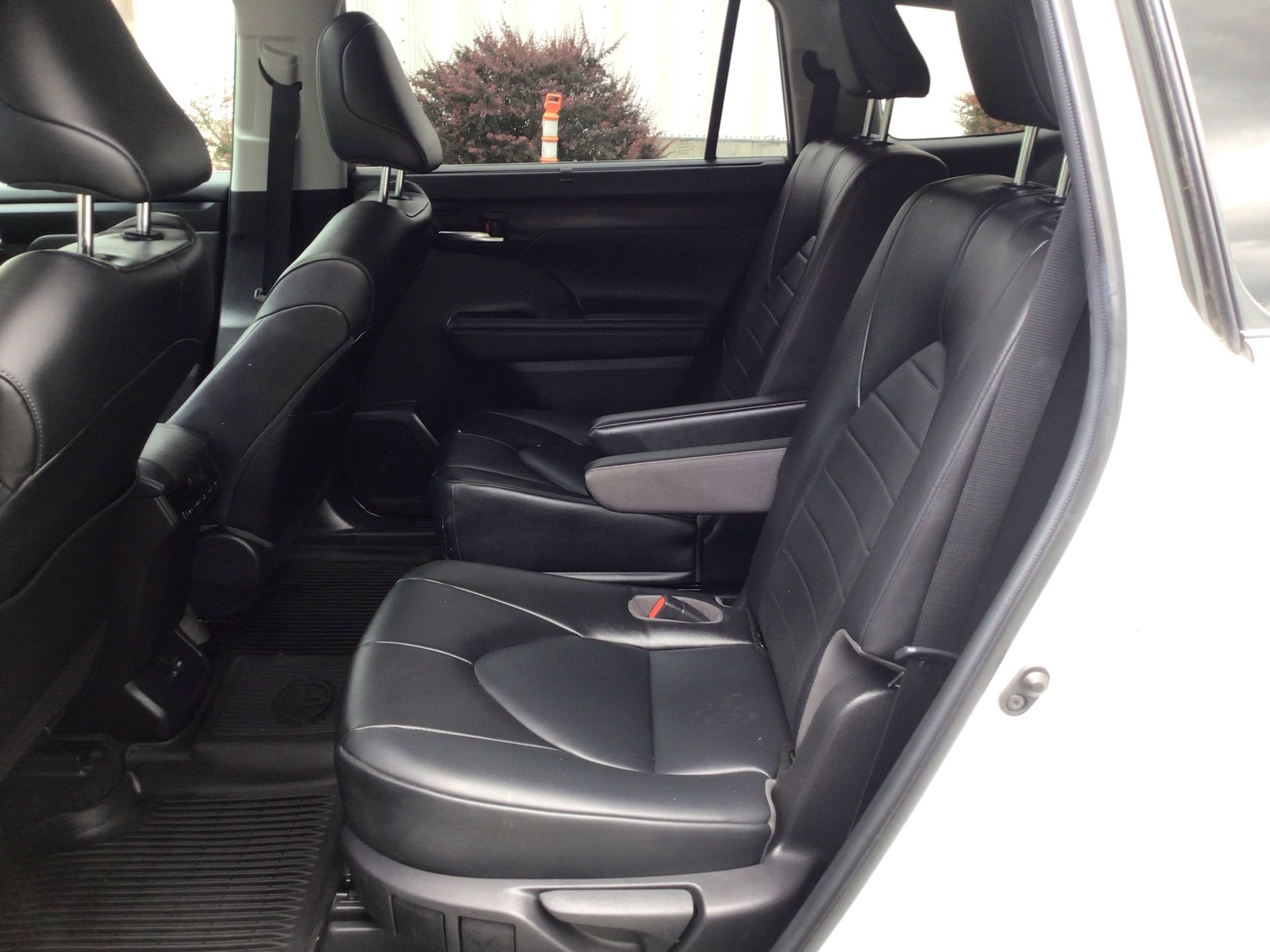 2022 Toyota Highlander XLE - Photo 12